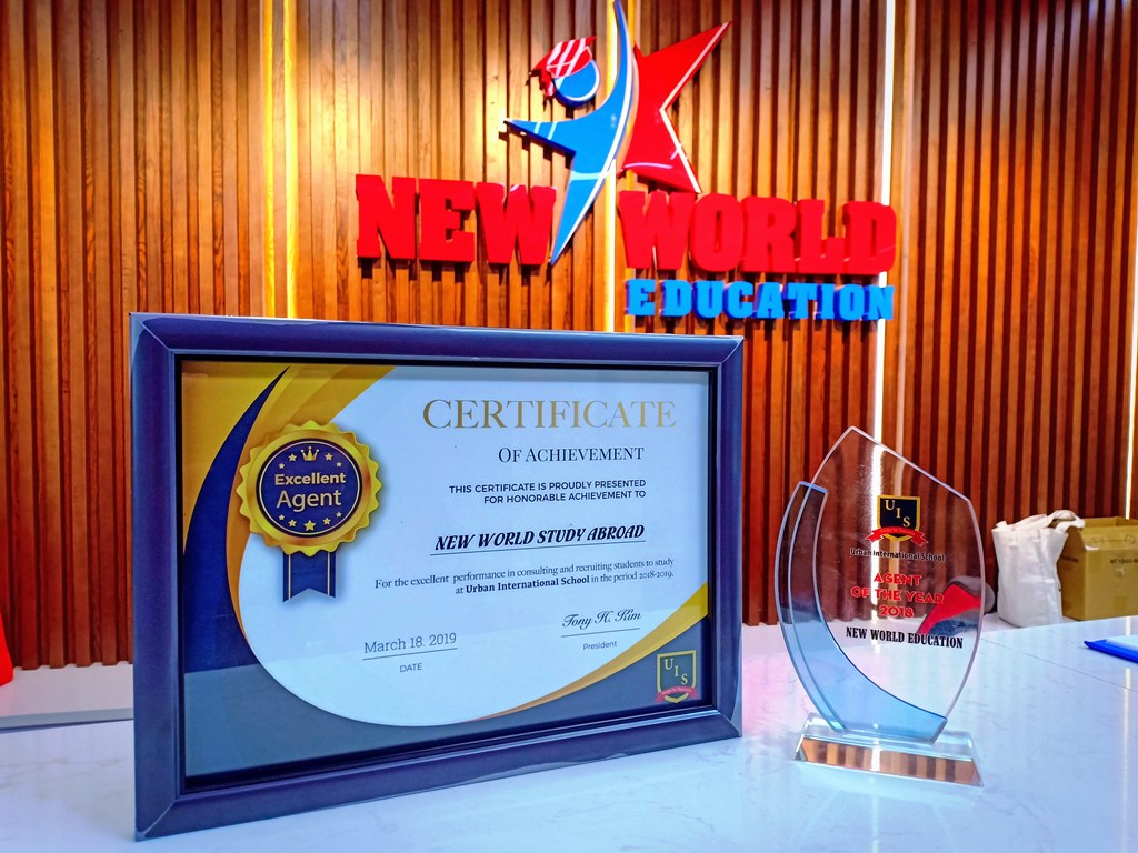Giải thưởng Agent of the year 2018 từ trường Urban International School UIS