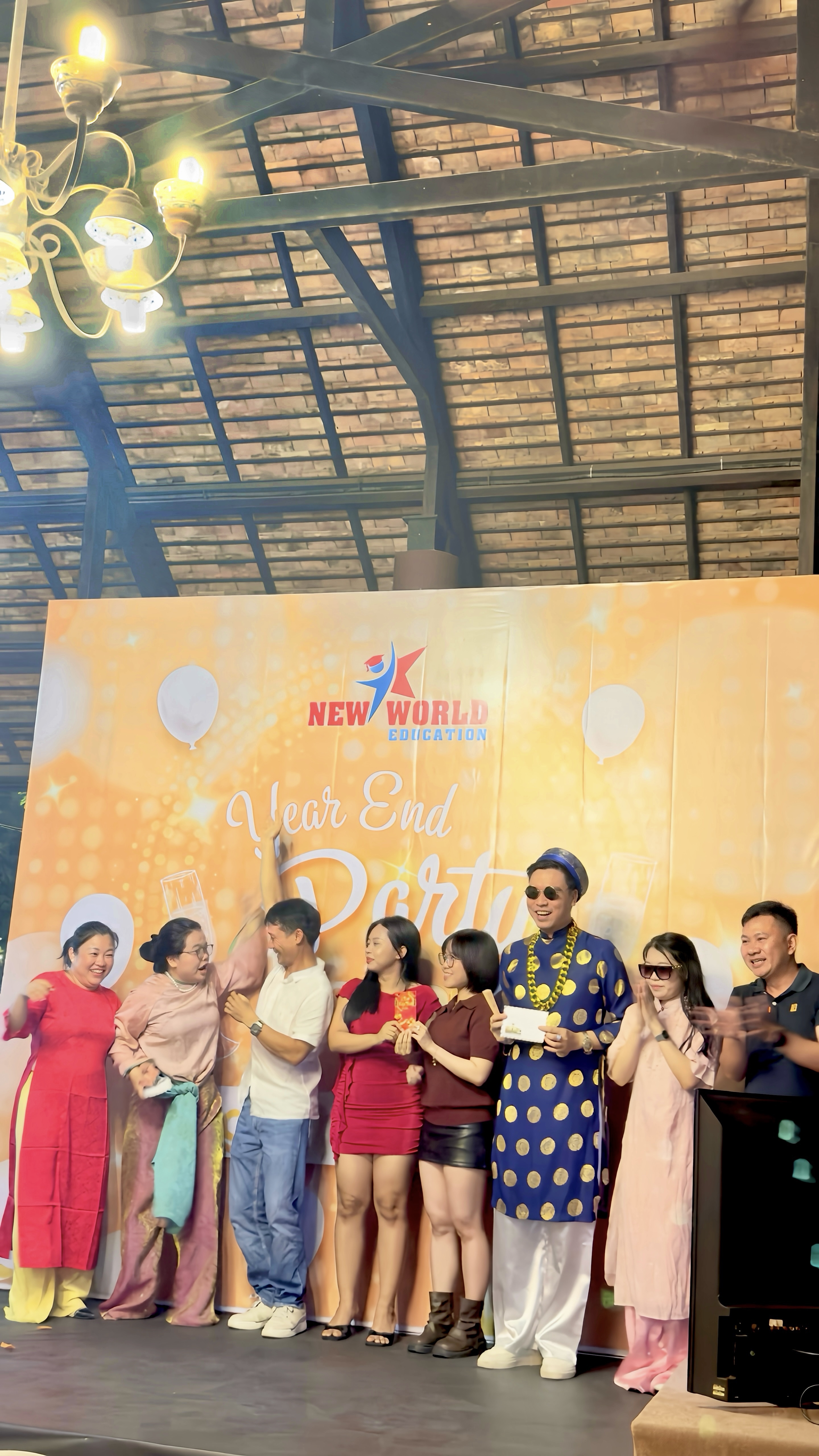 Tất niên 2025